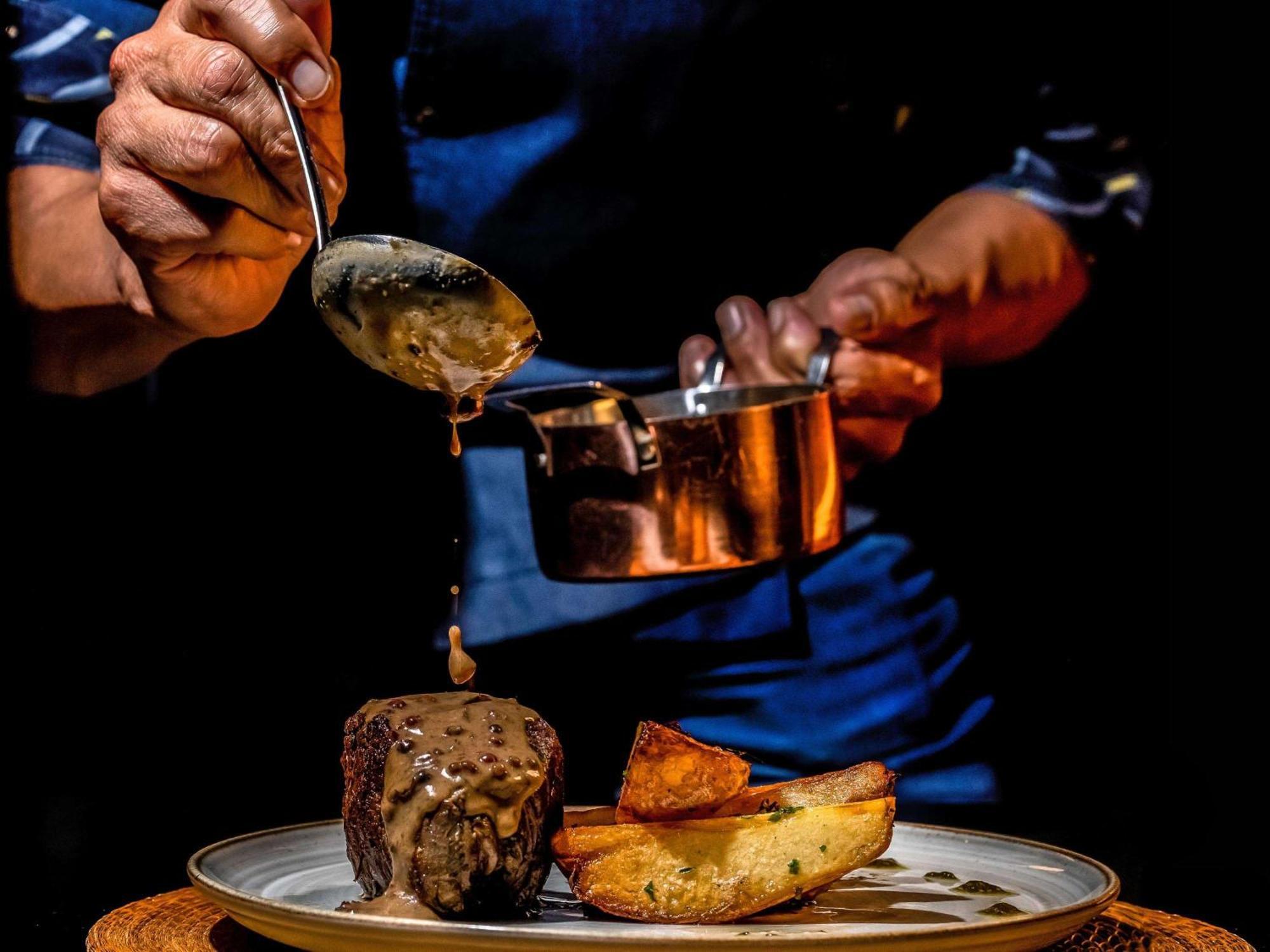 Grand Mercure Brasilia Eixo Monumental Exterior photo A chef preparing a meal