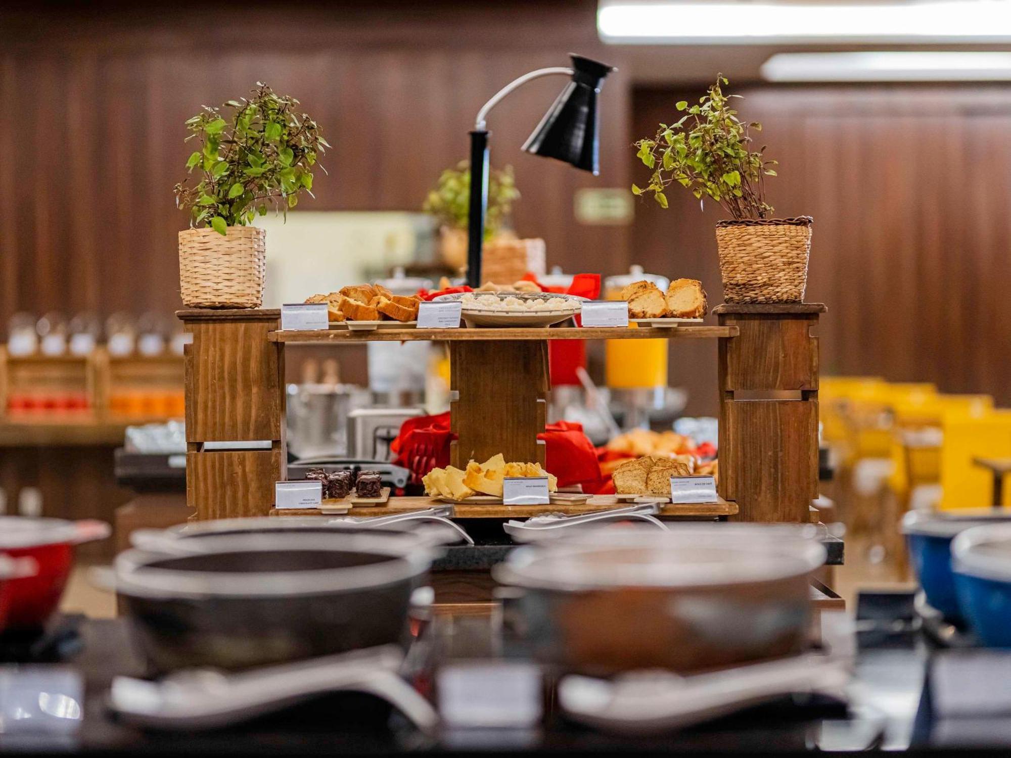 Grand Mercure Brasilia Eixo Monumental Exterior photo A buffet at a hotel